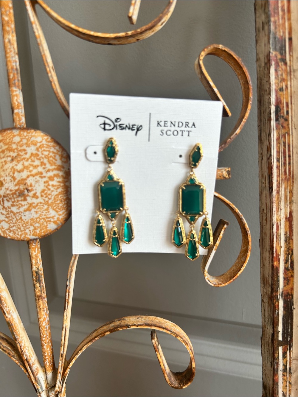 Kendra Scott Disney The Queen Vintage Gold Statement Earrings RARE - Picture 4 of 4